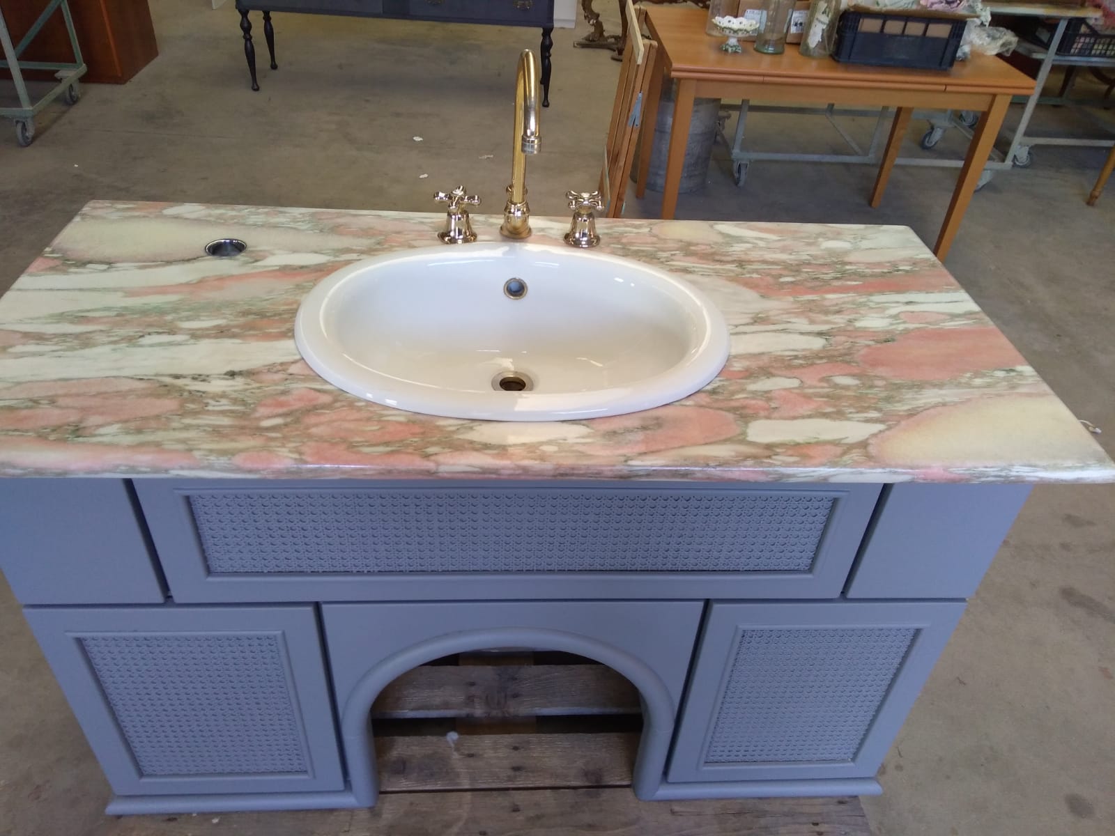 Bagno con piano in marmo, vasca e rubinetteria ginori