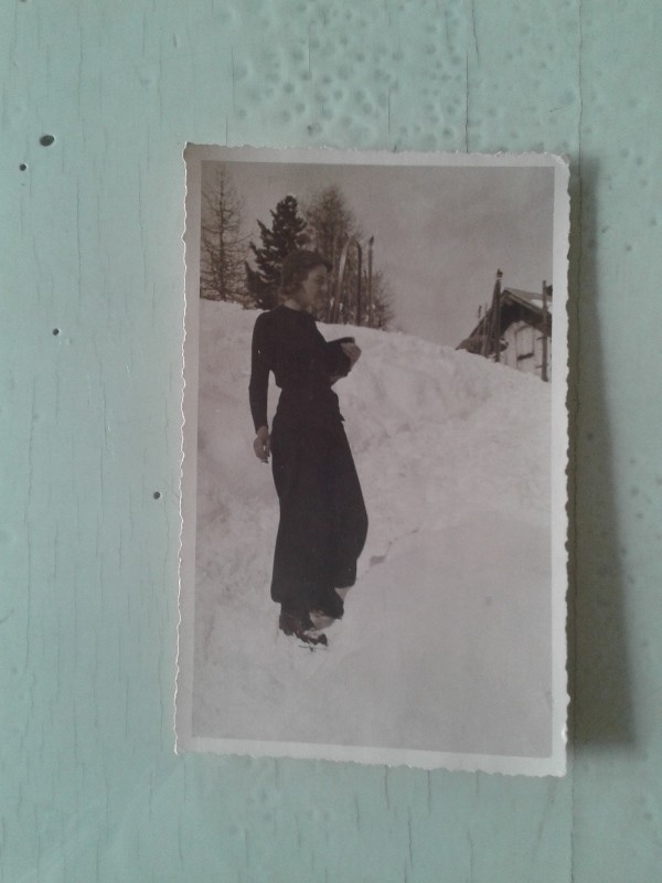 Cartoline bianco e nero vintage donna natura neve