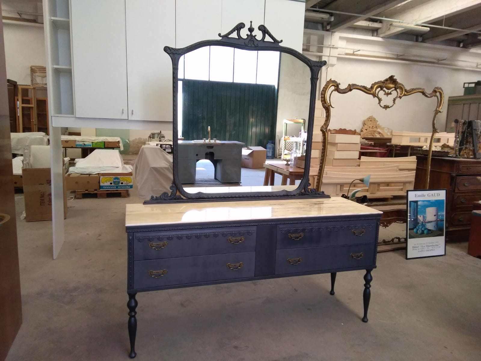 Credenza con piano in marmo originale e specchiera