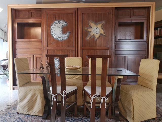 Cucina sole e luna con porte scorrevoli