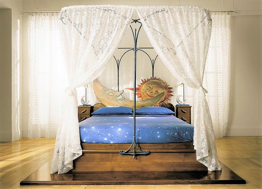 Letto a baldacchino sole e luna con comodini e tendaggi