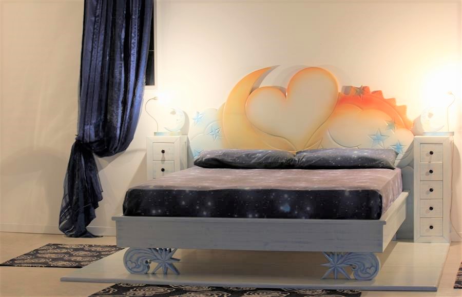 Letto contenitore in legno massello con pedana scendiletto con comodini cuore