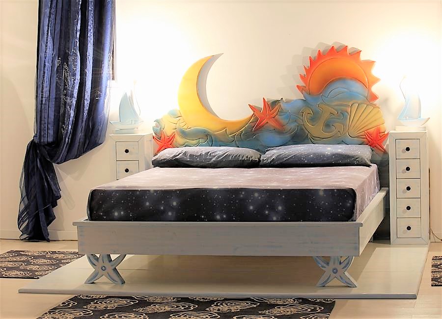 Letto contenitore in legno massello laccato con pedana scendiletto con comodini cielo mare