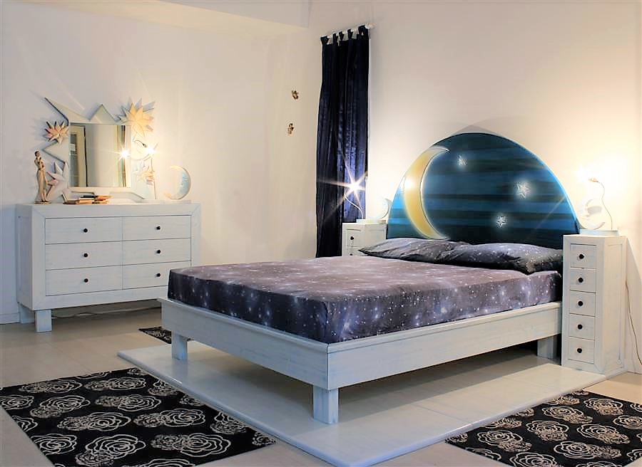 Letto contenitore in legno massello laccato con pedana scendiletto con comodini luna