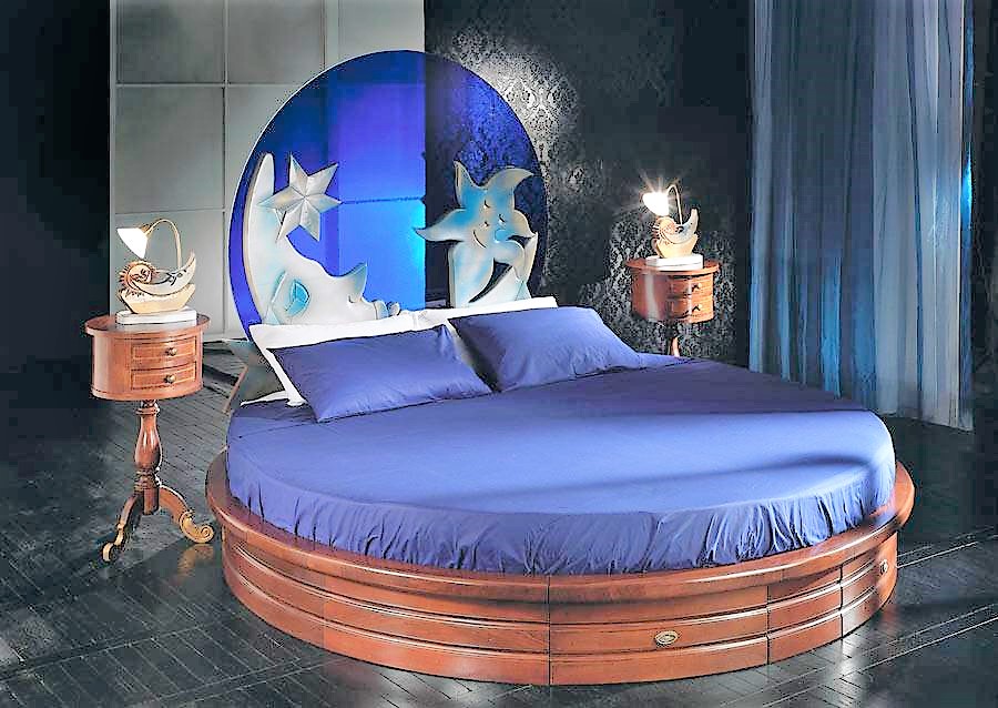 Letto rotondo blu notte con materasso e comodini