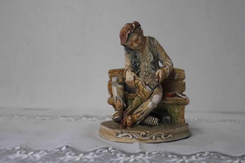 statuina in ceramica 13x11x17h